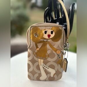Coach Poppy “Goldy” Wristlet – Signature Appliqué Character Wristlet